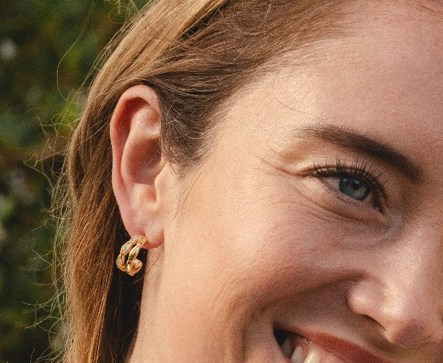 18K GOLD PLATED EARRINGS WITH CUBIC ZIRCONIA STONES.WITH A FREE GIFT BOX.E1997