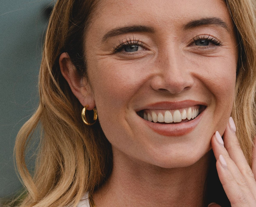 18K GOLD PLATED EARRINGS  WITH CUBIC ZIRCONIA STONES .WITH A FREE GIFT BOX.E2000