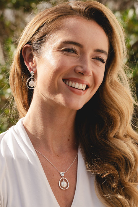 SILVER PLATED NECKLACE WITH WHITE PEARL .WITH A FREE GIFT BOX.N2013